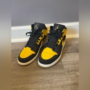 Air Jordan 1 Retro Mid “New Love”